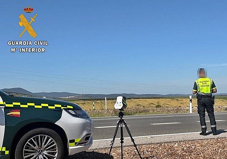 La Guardia Civil detecta a un motorista circulando a 208 km/h en Alange